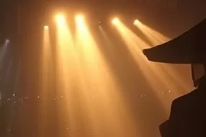 《山海邮差》封面，纸鹤掠过青灰色山脊