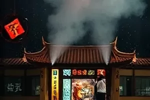 《夜班便利店》封面，深夜便利店暖光货架
